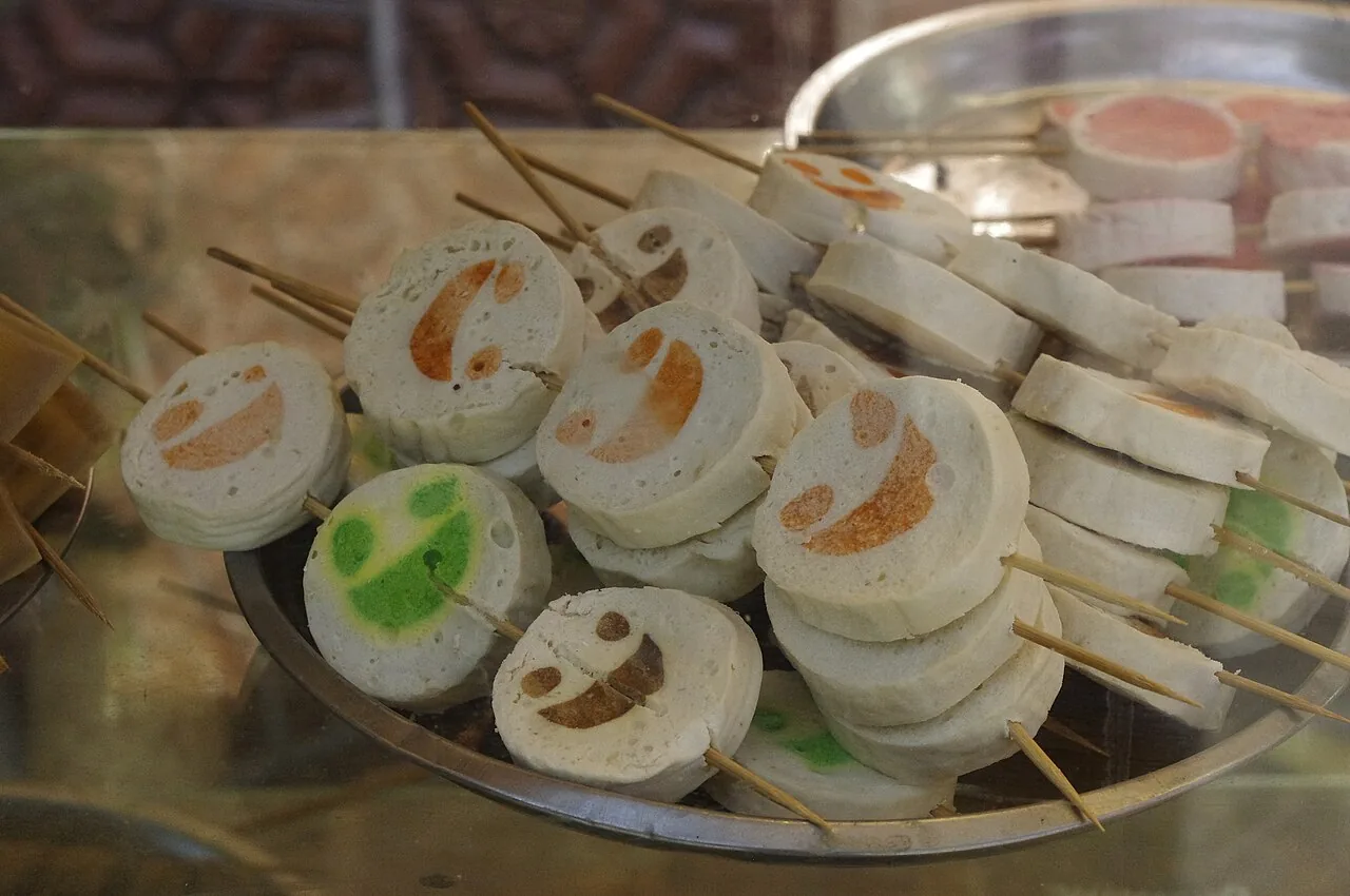 喀什老城摊位上的小吃，展示街巷里的饮食日常