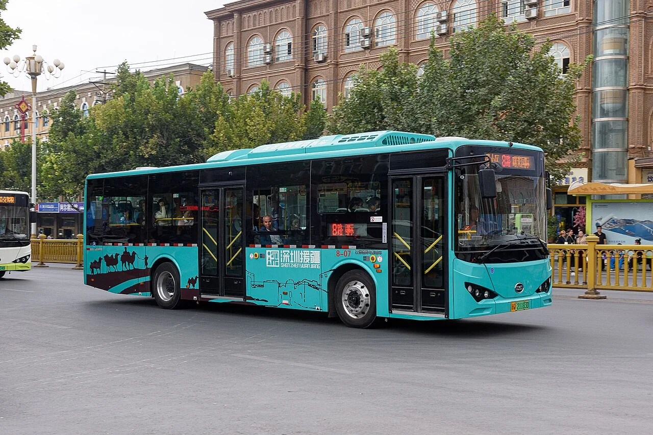 喀什城市街道与公交车，呈现从机场进入城区的日常交通