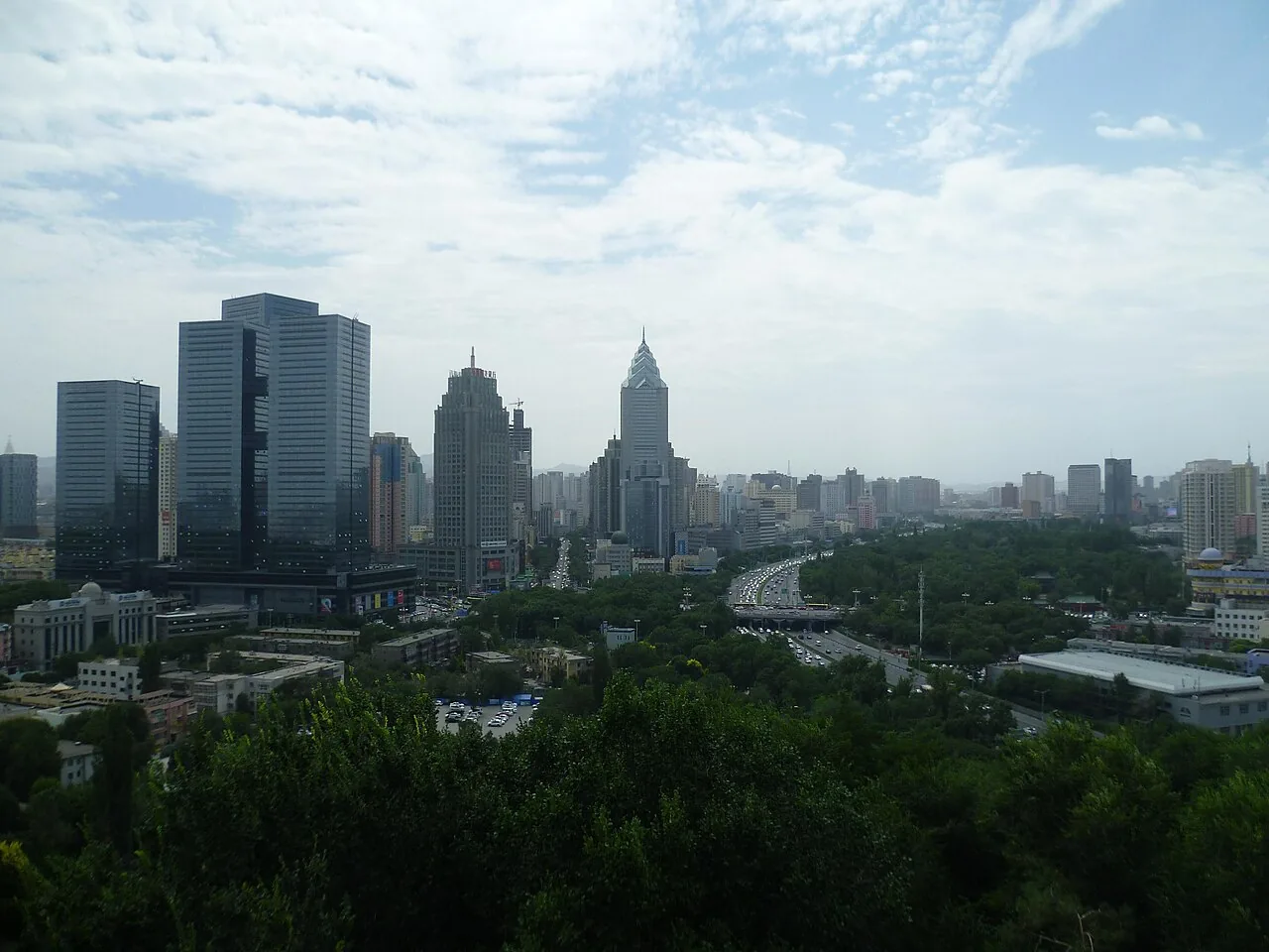从红山方向俯瞰乌鲁木齐城区，远处群山与城市相接